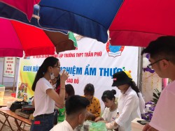Khoa Kinh tế tham gia hội trại kỷ niệm 20 năm ngày truyền thống trường THPT Trần Phú