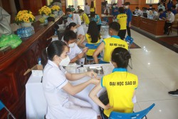 Trường Đại học Sao Đỏ cùng Phòng y tế thành phố Chí Linh tổ chức tiêm vaccine phòng Covid-19 giảng viên và sinh viên