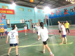Chiến thắng đầu tiên của các cô gái đội tuyển bóng chuyền hơi khoa Kinh tế chào mừng ngày Nhà giáo Việt Nam 20/11