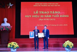 Đảng bộ Trường Đại học Sao Đỏ tổ chức lễ trao tặng huy hiệu 30 năm tuổi Đảng